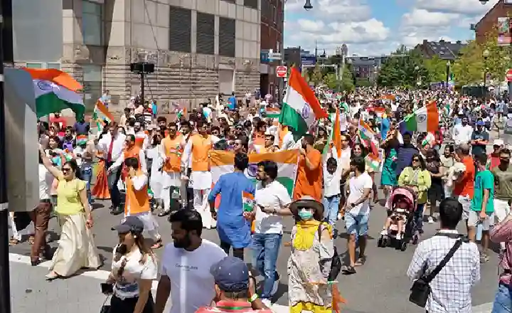 أول موكب يوم الهند في بوسطن؛ العلم الأمريكي-الهندي يرفرف عاليًا في السماء