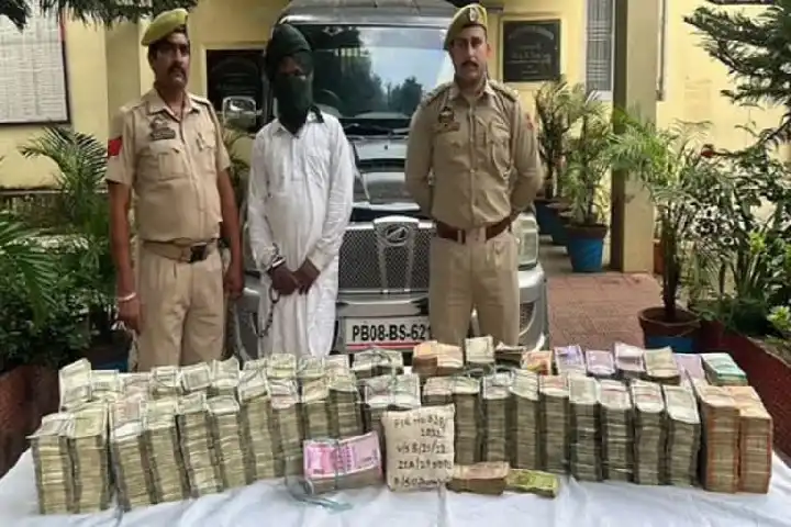 الشرطة في جامو وكشمير تلقي القبض على مهرّب  وتصادر مخزونًا كبيرًا من النقود والمخدرات