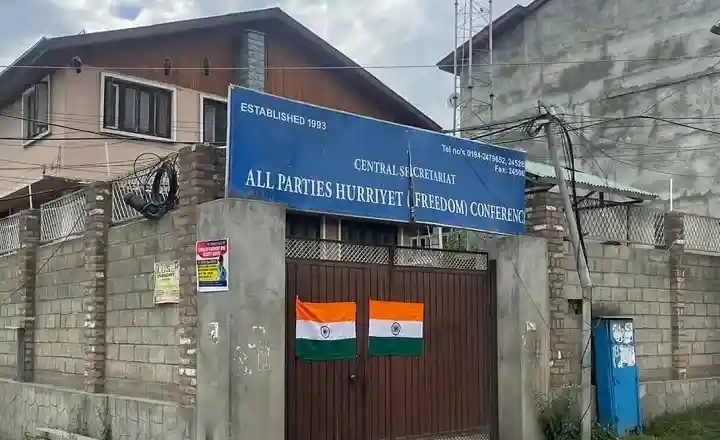 إلصاق العلم ثلاثي الألوان على بوّابة مكتب مؤتمر الحريات في سريناغار