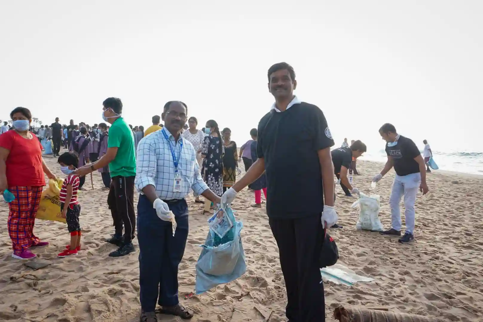 اثنان وعشرون ألف شخص يتجمعون في فيساخاباتنام لإجراء أكبر عملية لتنظيف الشواطئ في العالم