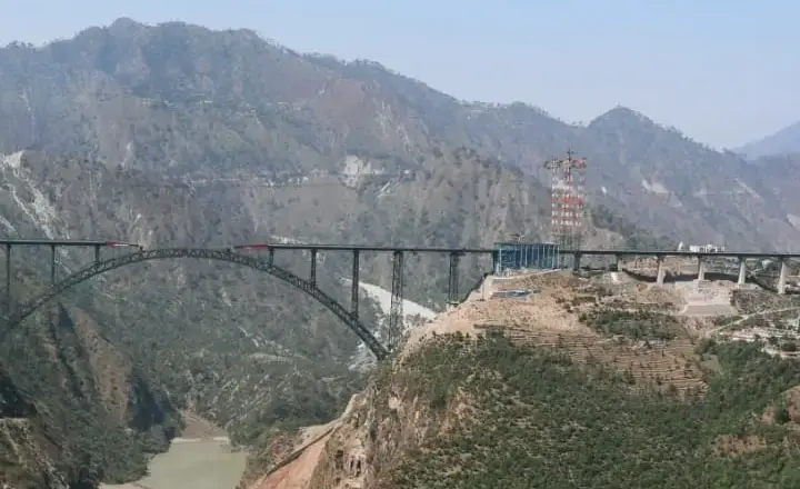 أعلى جسر للسكك الحديدية في العالم بجامو وكشمير يقترب من الاكتمال