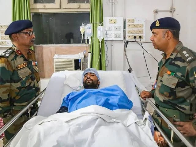 الجيش الهندي يتبرع بالدم لإنقاذ حياة الانتحاري الباكستاني الأسير