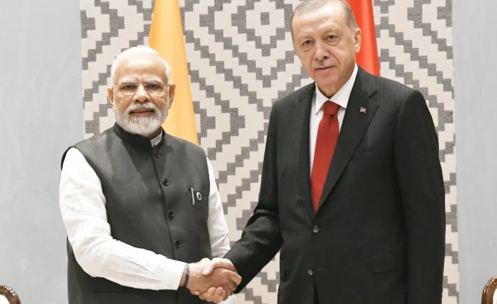 رئيس الوزراء مودي يجري محادثات مع الرئيس التركي أردوغان في سمرقند
