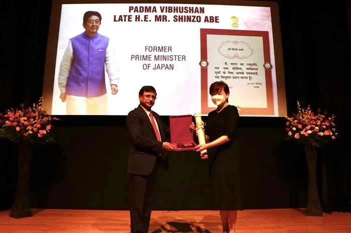 الهند تسلّم جائزة “بادما فيبهوشان” الممنوحة لشينزو آبي إلى زوجته