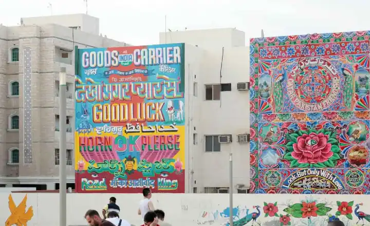 الفنانون من الهند وباكستان يحتفلون بفن الشاحنات في قطر