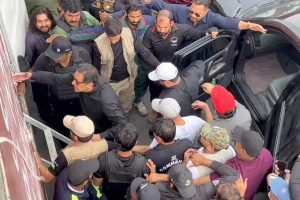 رئيس الوزراء الباكستاني السابق عمران خان ينجو من محاولة اغتيال