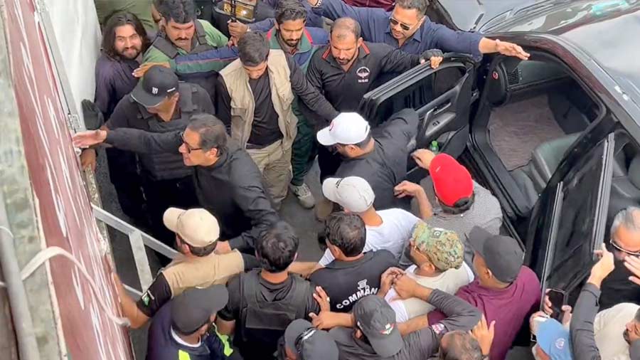 رئيس الوزراء الباكستاني السابق عمران خان ينجو من محاولة اغتيال
