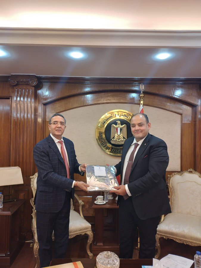 السفير الهندي أجيت جوبتيه مع وزير التجارة والصناعة المصري أحمد سمير