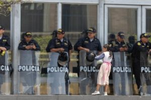 اثنان وأربعون قتيلا في الاحتجاجات السياسية المستمرة في بيرو