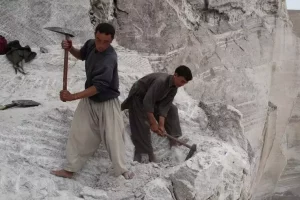 طالبان تعتقل مواطنَين صينيين بتهمة تهريب الأحجار الكريمة