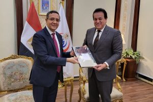 سفير الهند والوزير المصري يبحثان فرص التعاون بين البلدين في القطاع الصحي