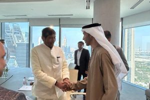 الوزير الهندي كومار باراس يلتقي بوزير الدولة للتجارة الخارجية بدولة الإمارات