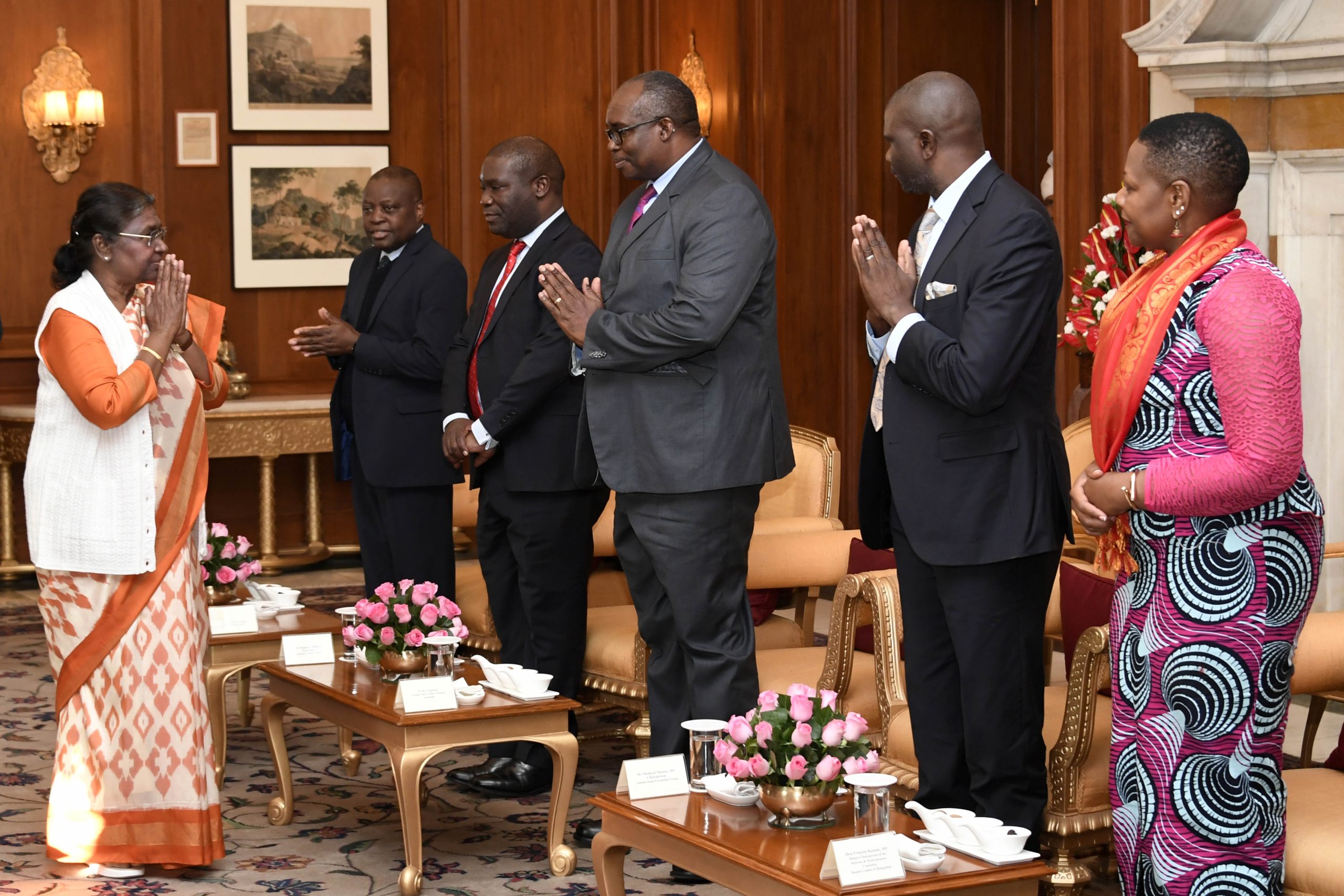 وفد برلماني من زامبيا يجتمع مع رئيسة الهند مورمو