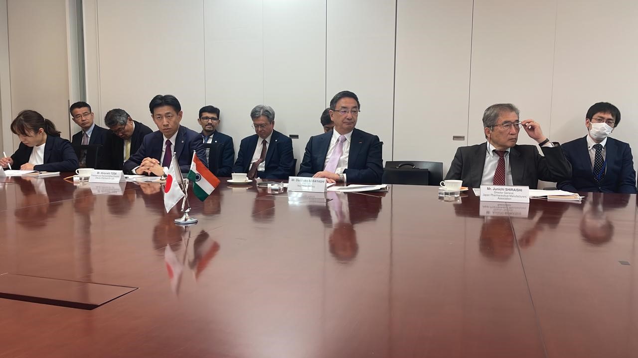 وزير الصحة الهندي مانسوخ ماندافيا يتفاعل مع ممثلي شركات الأدوية اليابانية في طوكيو