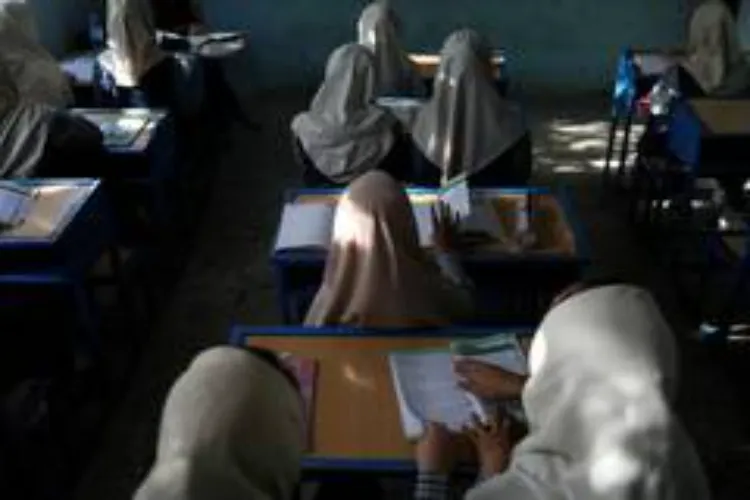 الفتيات في ولاية بلخ الأفغانية يحثثن طالبان على إعادة فتح المدارس