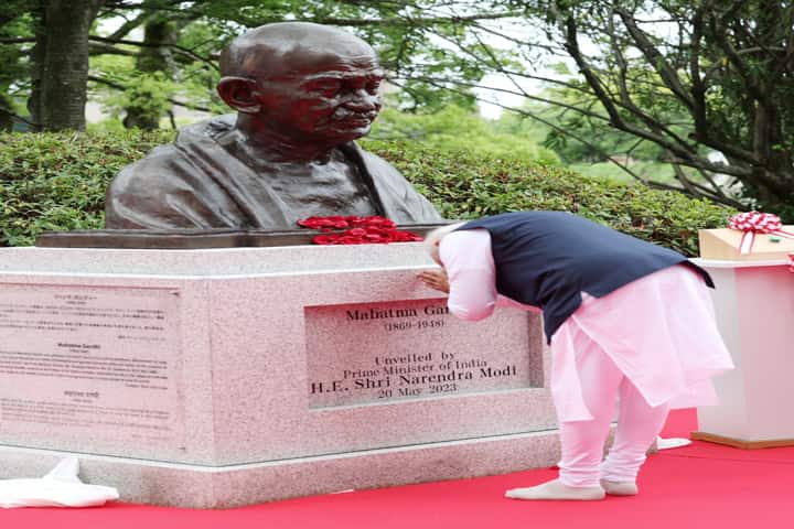 رئيس الوزراء مودي يكشف النقاب عن تمثال نصفي للمهاتما غاندي في هيروشيما باليابان
