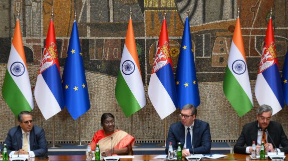 الرئيسة مورمو تسلط الضوء على إمكانات التجارة والاستثمار بين الهند وصربيا