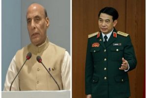 وزير الدفاع راجناث سينغ يعقد لقاء ثنائيا مع نظيره الفيتنامي