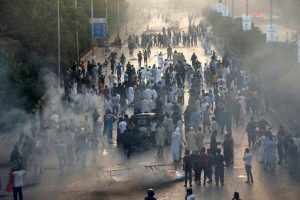 تصاعد التوترات بين كابول وإسلام آباد بشأن معاملة المواطنين الأفغان في باكستان