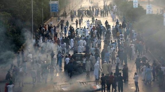 تصاعد التوترات بين كابول وإسلام آباد بشأن معاملة المواطنين الأفغان في باكستان