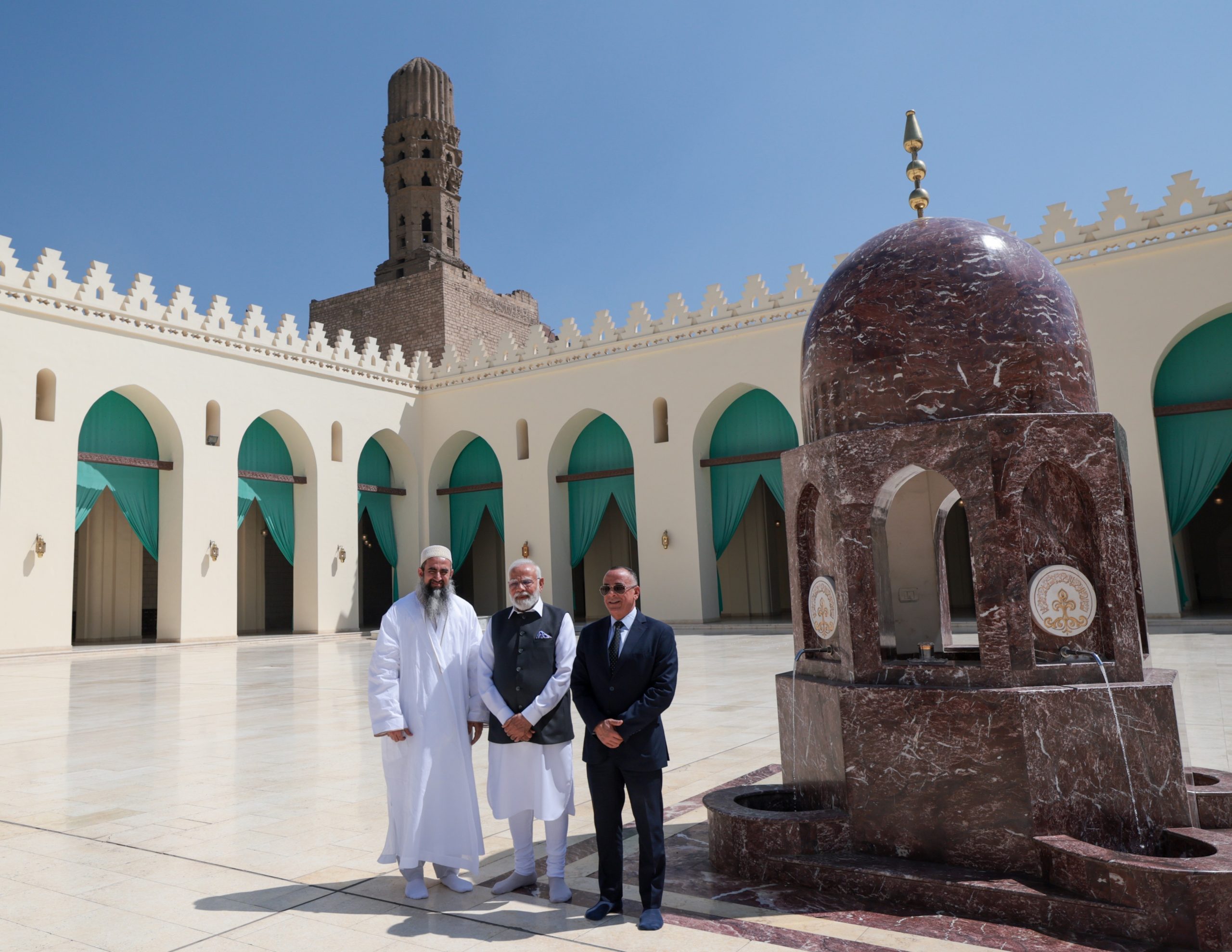رئيس الوزراء مودي يزور مسجد الحاكم بأمر الله التاريخي في القاهرة