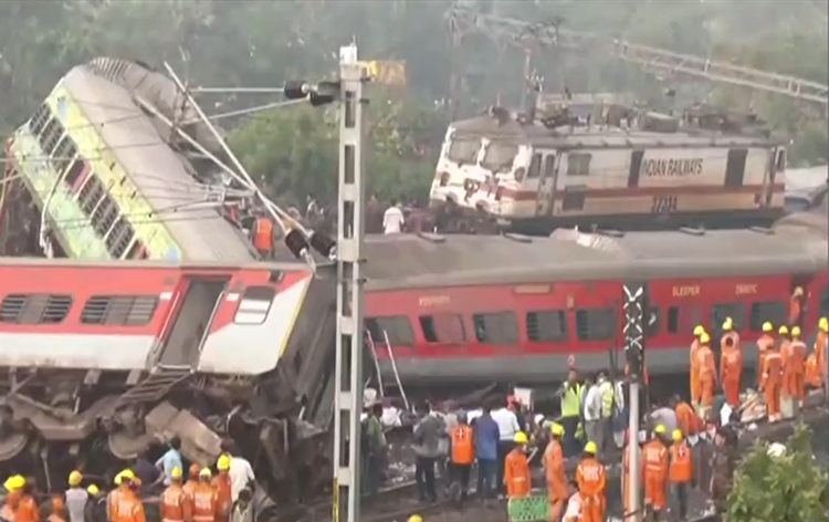وزير السكك الحديدية يأمر بإجراء تحقيق رفيع المستوى في حادث القطار في أوديشا