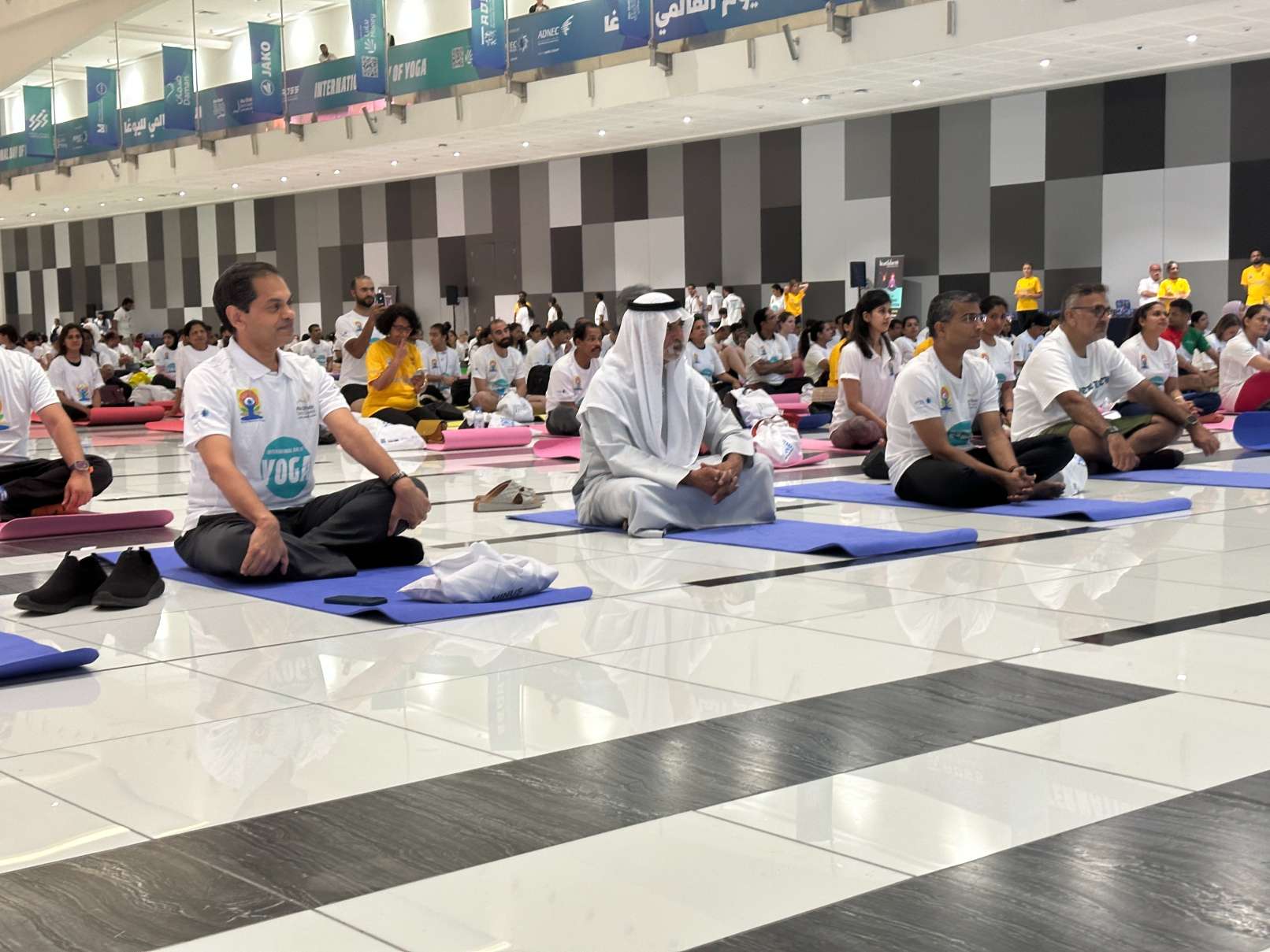 وزير التسامح الإماراتي ينضم إلى الجالية الهندية في الاحتفالات باليوم العالمي لليوغا في أبوظبي