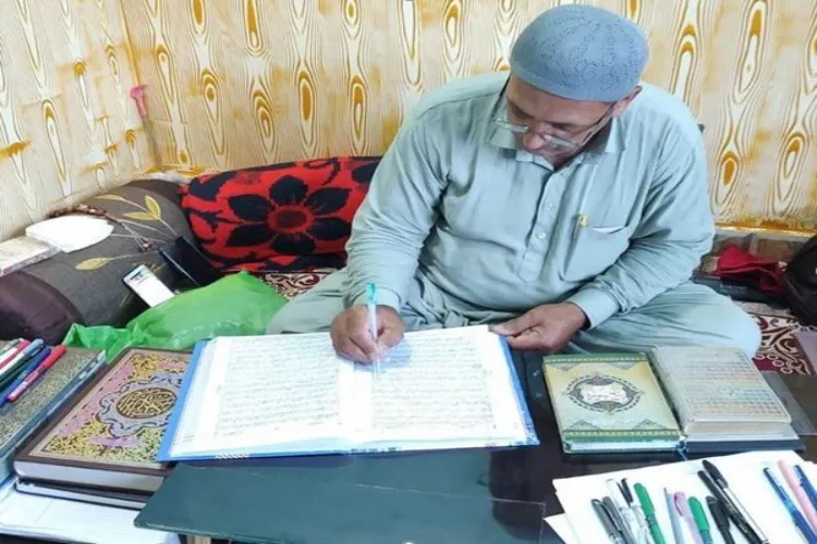 محمد إسحاق يكتب القرآن الكريم بخط اليد في ستة أشهر