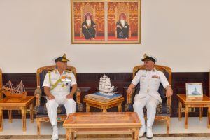 رئيس البحرية الهندية يزور عُمان لتعزيز العلاقات الدفاعية الثنائية