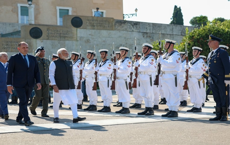 رئيس الوزراء مودي يصل إلى أثينا في زيارة ليوم واحد