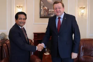 المبعوث الهندي يبحث التعاون الثنائي مع وزير الخارجية البيلاروسي