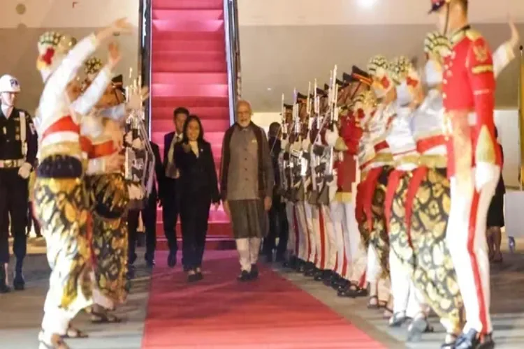 بالفيديو… الهنود والإندونيسيون يحتشدون بأعداد كبيرة لاستقبال رئيس الوزراء مودي في جاكرتا