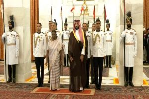 الرئيسة مورمو تلتقي بولي العهد السعودي الأمير محمد بن سلمان في دلهي